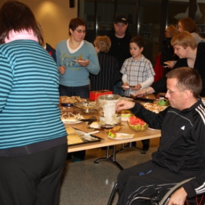 Fólk að njóta veitinganna.