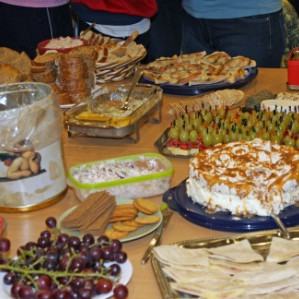 Geggjaðar veitingar samkvæmt venju.