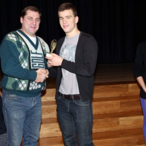 Íslandsmeistarar heiðraðir. Hér Einar með Vlad og Bryndís í baksýn.