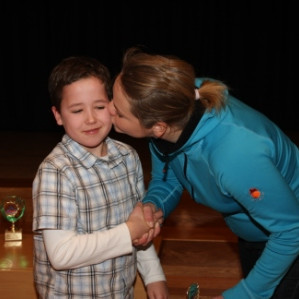 Stefán árni fékk viðurkenningu í framtíðarhópi fyrir ástundun og fær að sjálfsögðu koss frá Sigfríð.