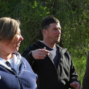 Dilla að spjalla við karlana.