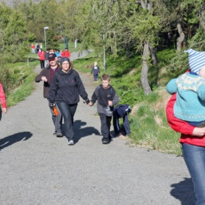 Fólk streymir að, Elsa og Róbert fremst.