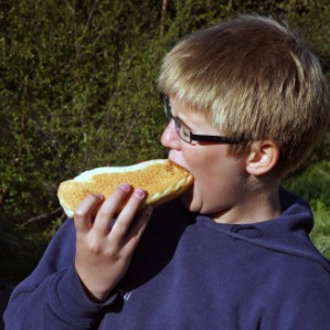 og Maron fær sér pylsubita.