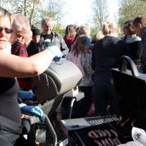 Unnur klár við grillið.