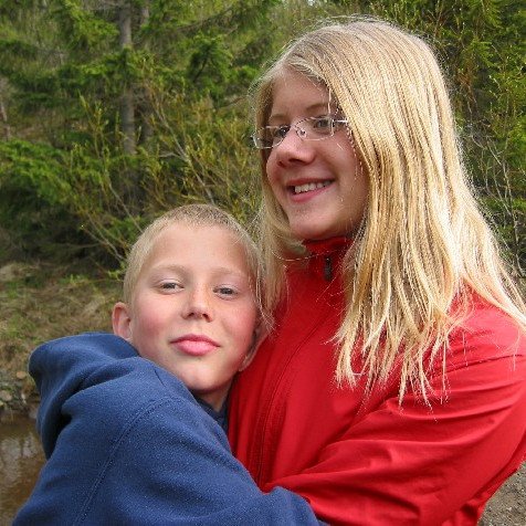 Oddur og Dóra Sigga voru í þeirri stöðu að mæta í pylsuveislu en geta ekki borðað pylsur og veita hér hvort öðru stuðning af því tilefni.