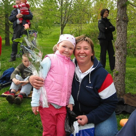 Dilla fær blóm með þakklæti fyrir veturinn.