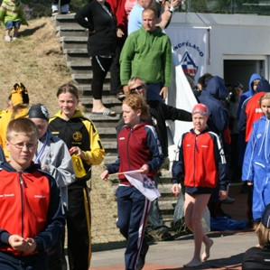 Maron leiðir hópinn á leið úr verðlaunaafhendingu.