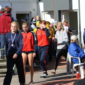 Telpur á leið í keppni.