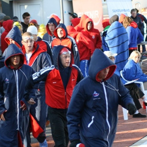 Fullt af Óðinsfólki á leið í keppni.