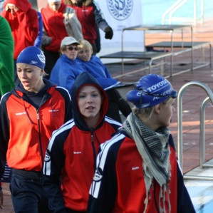 Stúlknasveit á leið í keppni.