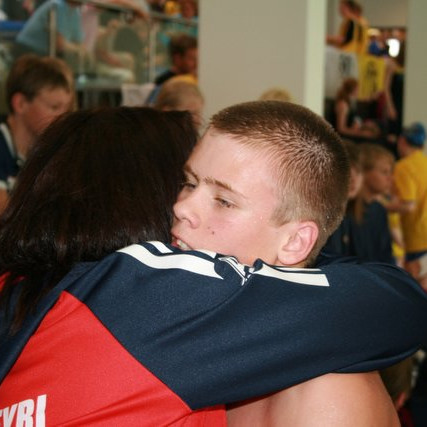 og fær stórt faðm frá mömmu