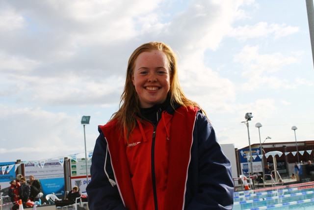 Guðrún brosandi í sólinni. 