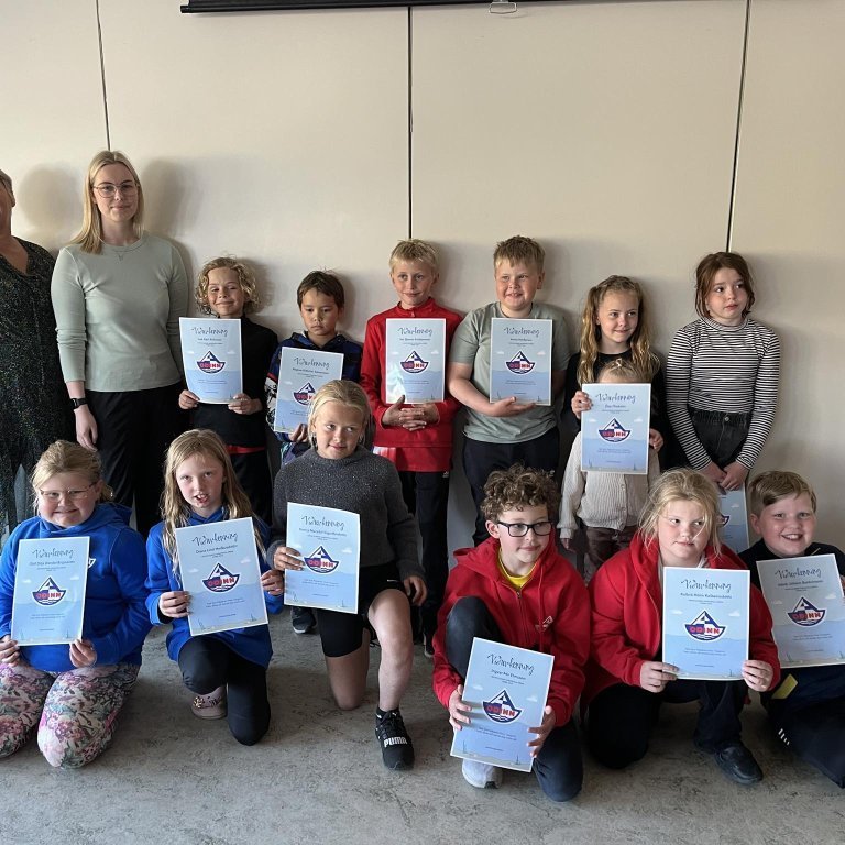 Dilla og Ólavía með útskriftarhóp Sundskólans