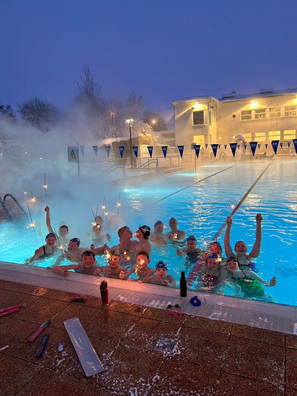 Iðkendur í Óðni fögnuðu köldum áramótum með stjörnuljósaboðsundi, gleði og nóg af hlátri!