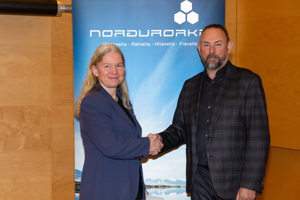 Guðrún Rósa Þórsteinsdóttir formaður Sundfélagsins Óðins ásamt Eyþóri Björnssyni forstjóra Norðurork…