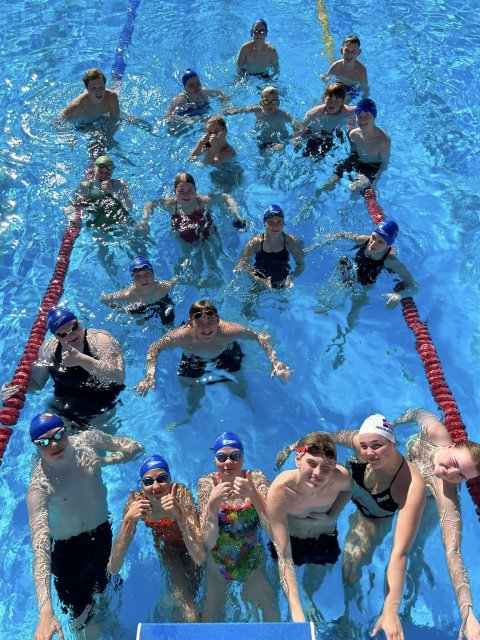 Fulltrúar Úrvals- og Afrekshóps syntu seinasta spölinn, kl 12-15, og alla nóttina, frá kl 23-07!