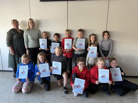 Dilla og Ólavía ásamt útskriftarhóp Sundskólans