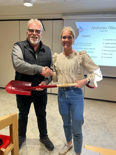 Hörður Oddfríðarson frá SSÍ færir bæjarfulltrúanum Huldu Elmu Eysteinsdóttur vandaðan stunguspaða.