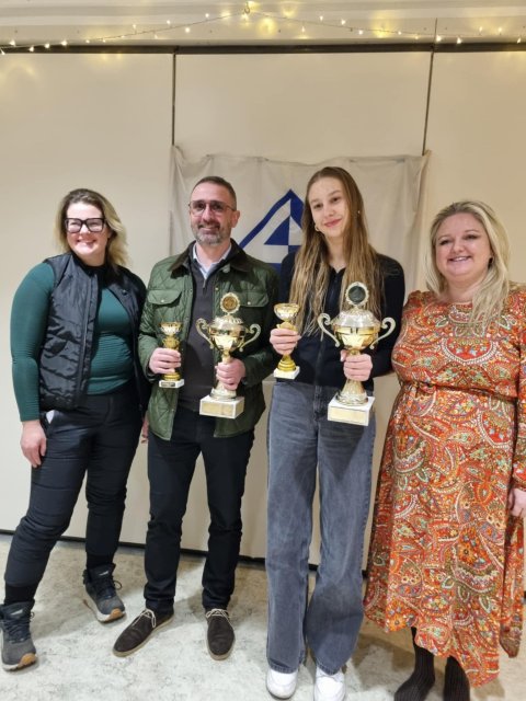 Frá vinstri: Kristjana Pálsdóttir Margrétardóttir yfirþjálfari, Arnar Þór Sigursteinsson faðir Arnar…